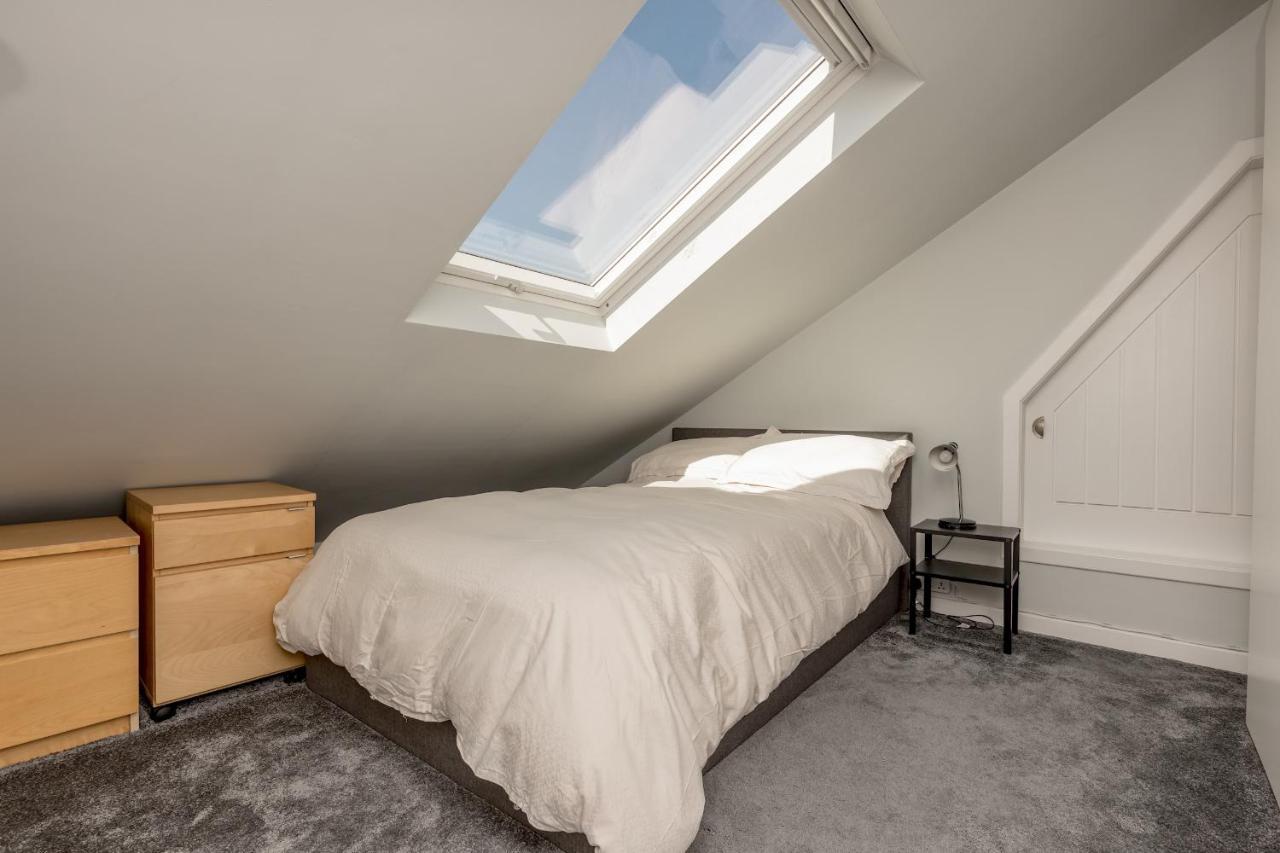 Pass The Keys Stunning 3 Bed Loft Style Apt With Free Parking Edinburg Exteriör bild