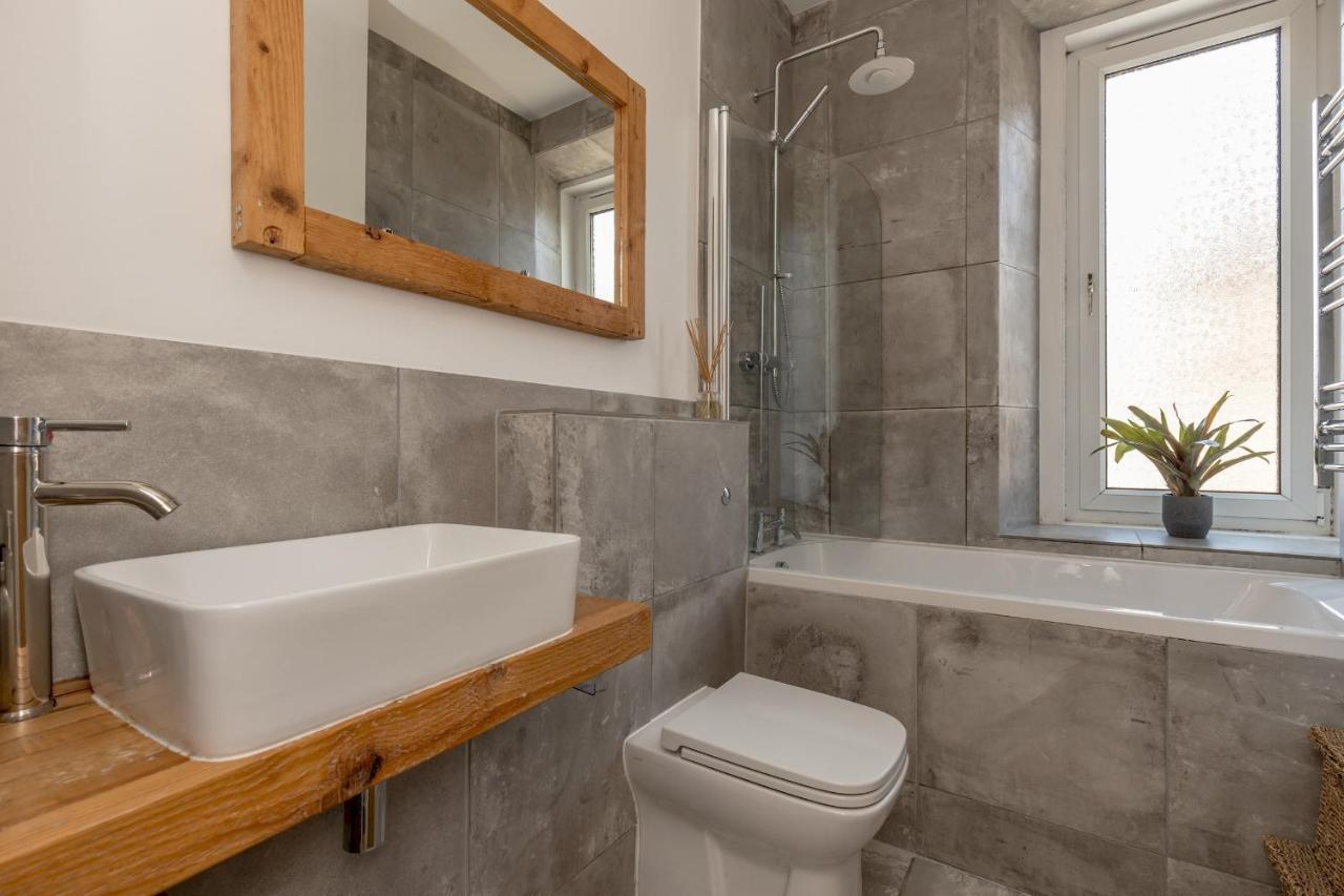 Pass The Keys Stunning 3 Bed Loft Style Apt With Free Parking Edinburg Exteriör bild